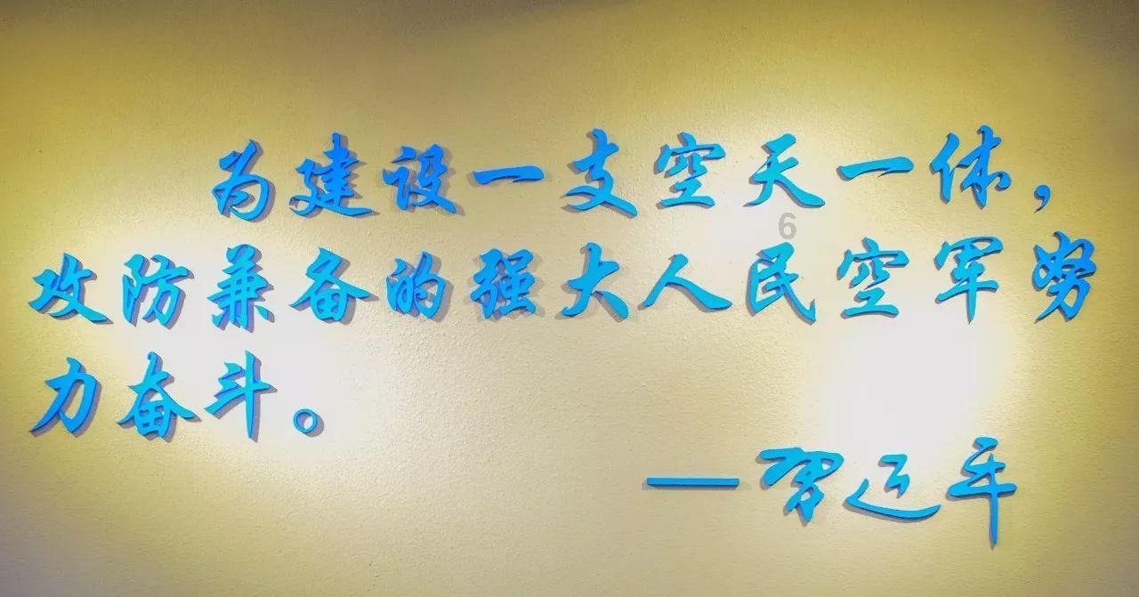 一名女子在擦外窗玻璃时不慎从5楼摔至1楼雨棚